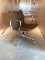 Originele Herman Miller stoel EA108 bruin/witte pootjes, Ophalen of Verzenden