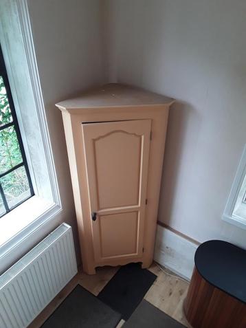 Retro-hoekkast, grenen, zachtgeel gelakt. beschikbaar voor biedingen