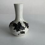 klein oud vaasje zwarte blaadjes, Antiek en Kunst, Antiek | Vazen, Ophalen of Verzenden