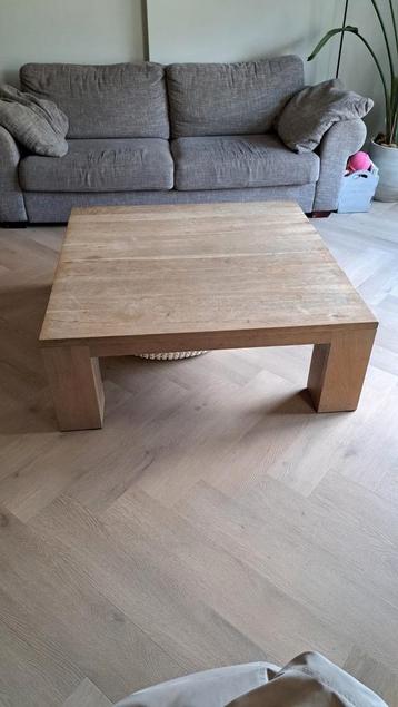 Grote eiken salontafel beschikbaar voor biedingen
