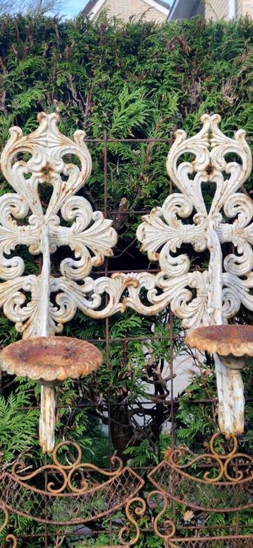 2 prachtige decoratieve gietijzeren muurkandelaars(brocante) beschikbaar voor biedingen
