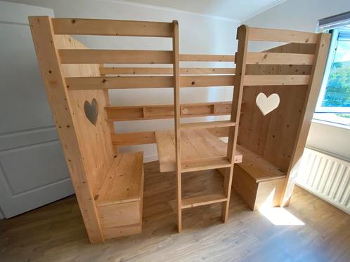 Hoogslaper van steigerhout met twee bankjes en tafeltje, Kinderen en Baby's, Kinderkamer | Stapelbedden en Hoogslapers, Zo goed als nieuw