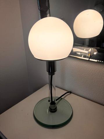 Bauhaus stijl tafel lamp beschikbaar voor biedingen