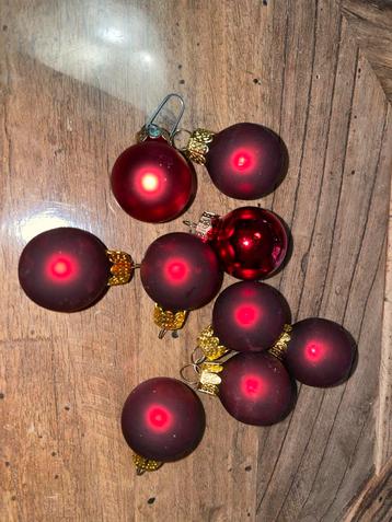 Rode kerst balletjes beschikbaar voor biedingen