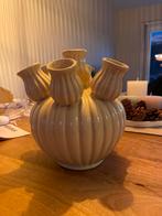 Creme Vaas met Tulp Design, Wit, Aardewerk of Porselein, Ophalen of Verzenden, Zo goed als nieuw
