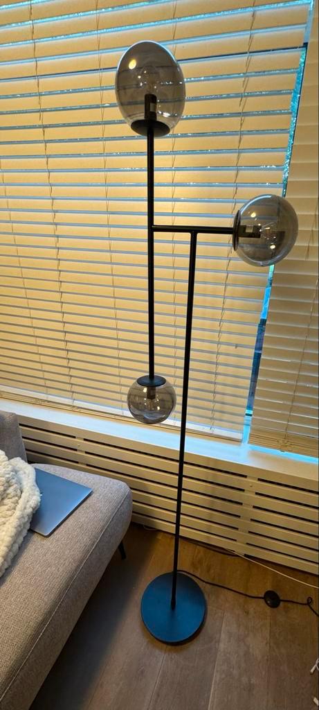 Moderne vloerlamp met glazen bollen, Huis en Inrichting, Lampen | Vloerlampen, Zo goed als nieuw, 150 tot 200 cm, Glas, Ophalen of Verzenden