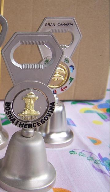 handbel/flesopener beschikbaar voor biedingen
