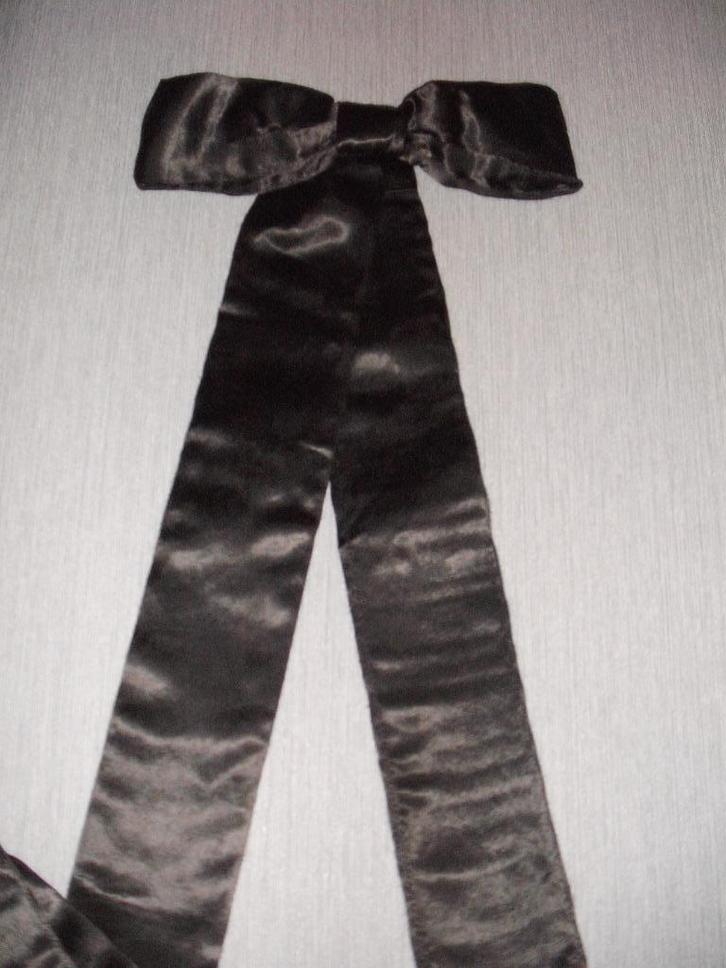 * Zeer Fraaie Lange Antieke Strik - Zwart Satijn * Paspop *, Antiek en Kunst, Antiek | Kleding en Accessoires, Dames, Verzenden