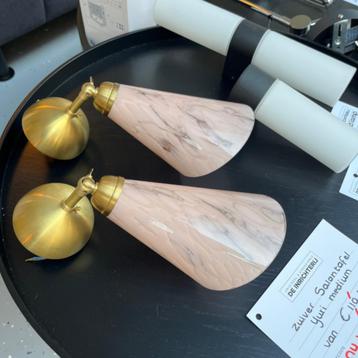 Set wandlampen roze gemarmerd van € 210,= voor € 99,= beschikbaar voor biedingen