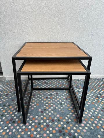 Set van 2 houten salontafels met zwart metalen frame beschikbaar voor biedingen
