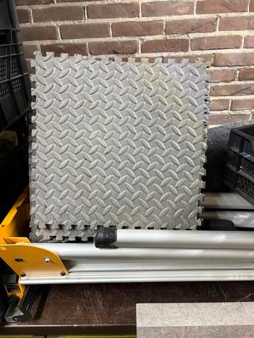 Foam schuim vloertegels beschikbaar voor biedingen
