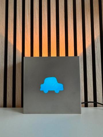 Metalen wandlamp met blauw autootje – retro popart vibe beschikbaar voor biedingen