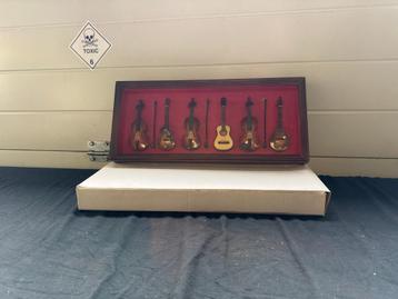 Showcase met snaarinstrumenten nieuw in doos beschikbaar voor biedingen