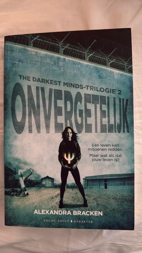 Alexandra Bracken - Onvergetelijk, Boeken, Kinderboeken | Jeugd | 13 jaar en ouder, Zo goed als nieuw, Ophalen of Verzenden