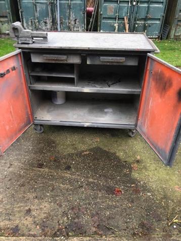 mobiele metalen werkbank met bankschroef beschikbaar voor biedingen