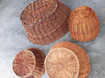 Diversen oude rieten mandjes  beschikbaar voor biedingen