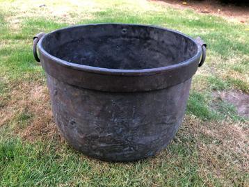Oude koperen wasketel beschikbaar voor biedingen