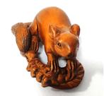 Hardhouten Netsuke van een eekhoorn op een korenaar Japan, Verzamelen, Ophalen of Verzenden, Nieuw, Wild dier, Beeldje of Figuurtje