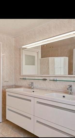 Badkamer meubel met wasbak en spiegel beschikbaar voor biedingen