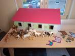 Schleich grote set met kids globe manege stal set 2, Ophalen of Verzenden, Zo goed als nieuw, Paard, Beeldje of Figuurtje