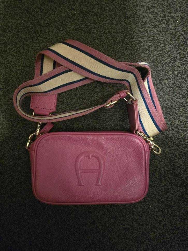 Aigner schoudertasje, Sieraden, Tassen en Uiterlijk, Tassen | Schoudertassen, Zo goed als nieuw, Overige merken, Roze, Leer, Ophalen of Verzenden
