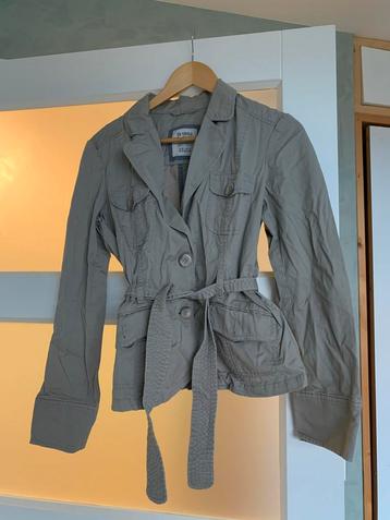 Dames lente jas van Esprit in maat 38 en in de kleur beige beschikbaar voor biedingen