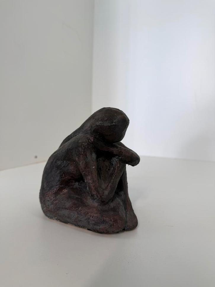 Modern kunstbeeld – zittende figuur (2010), Verzamelen, Beelden en Beeldjes, Zo goed als nieuw, Dier, Ophalen of Verzenden
