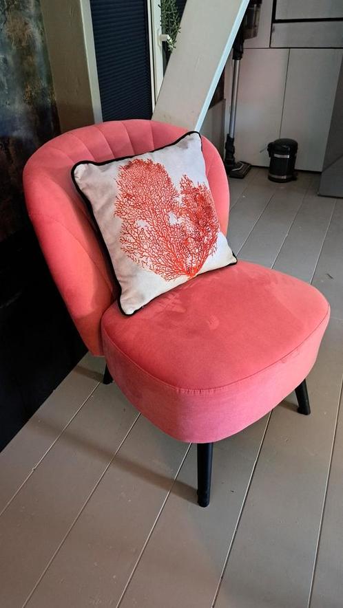 Nette roze fateuil met zwarte poten, Huis en Inrichting, Fauteuils, Zo goed als nieuw, 50 tot 75 cm, 75 tot 100 cm, Ophalen of Verzenden