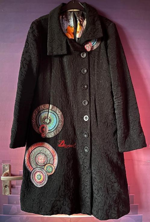 Mooie getailleerde mantel van het dure merk Desigual 42/44, Kleding | Dames, Jassen | Zomer, Zo goed als nieuw, Maat 42/44 (L)