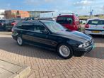 BMW 5-Serie 2.2 I 520 Touring AUT 2002 Zwart  APK sept 2026, Auto's, BMW, Achterwielaandrijving, Zwart, Stationwagon, Particulier