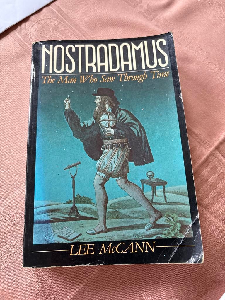 Nostradamus: De Man Die Door De Tijd Zag - Lee McCann, Ophalen of Verzenden, Gelezen, Esoterie en Spiritualiteit