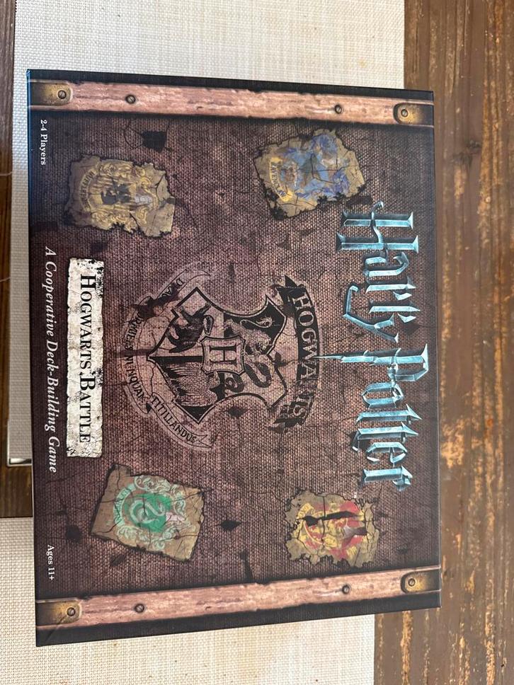 Harry Potter Hogwarts Battle Deck-Building Game, Hobby en Vrije tijd, Gezelschapsspellen | Bordspellen, Zo goed als nieuw, Drie of vier spelers