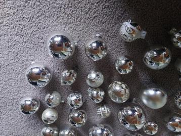 Kerstballen zilverkleurig (meer dan 35 stuks) beschikbaar voor biedingen