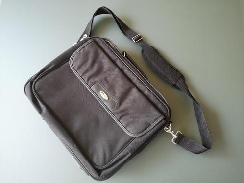 laptoptas, Computers en Software, Laptoptassen, Zo goed als nieuw, 17 inch of meer, Ophalen of Verzenden