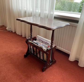 Bijzettafeltje met lectuurbak beschikbaar voor biedingen