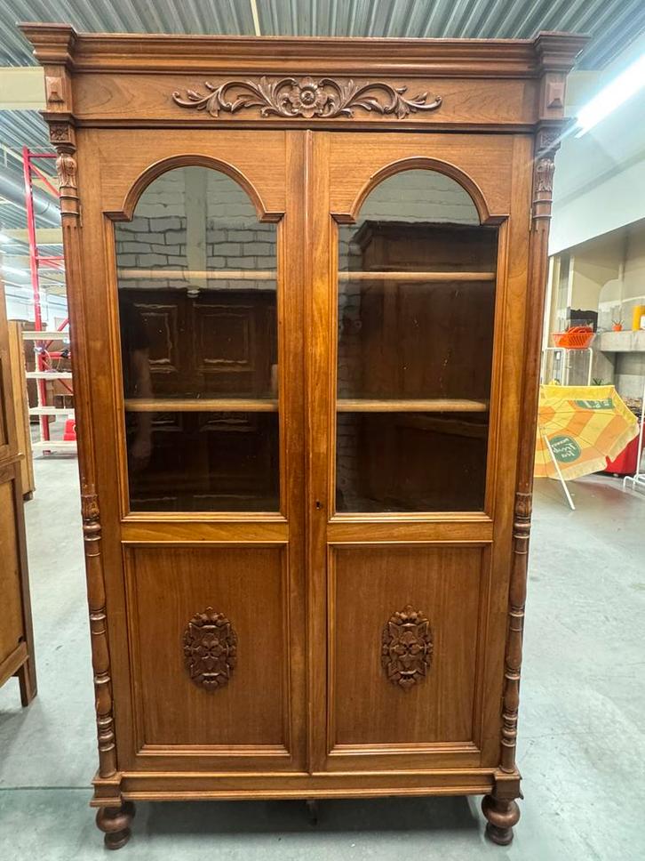 Antieke 2deurs Art Deco glaskast met prachtig houtsnijwerk, Antiek en Kunst, Antiek | Meubels | Kasten, Ophalen