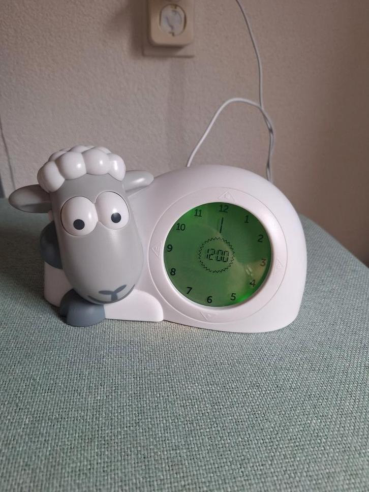 In nieuwstaat Sam Zazu slaaptrainer het schaap. Wit/grijs., Witgoed en Apparatuur, Wekkers, Zo goed als nieuw, Digitaal, Ophalen of Verzenden