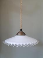 vintage hanglamp van wit opaline glas - franjes - clichy, Gebruikt, 50 tot 75 cm, Vintage, antiek, Ophalen of Verzenden