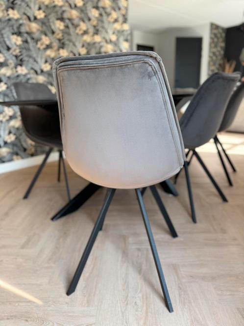 WOOOD Sven Eetkamerstoelen 6x - velvet grijs / zwart, Huis en Inrichting, Stoelen, Gebruikt, Vijf, Zes of meer stoelen, Grijs