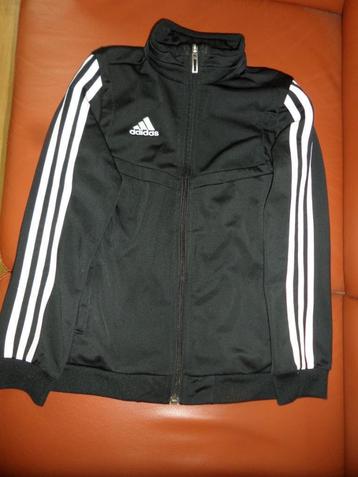 ADIDAS zwart trainingsjasje maat 122/128. ZGAN! beschikbaar voor biedingen