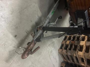 Houten boot met aanhanger. beschikbaar voor biedingen