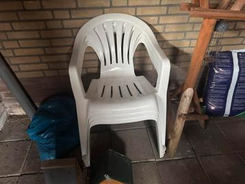 3 plastic stoelen beschikbaar voor biedingen