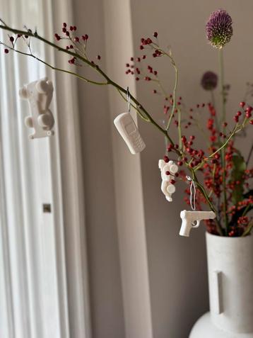 Wit aardewerk ornamentjes om op te hangen beschikbaar voor biedingen