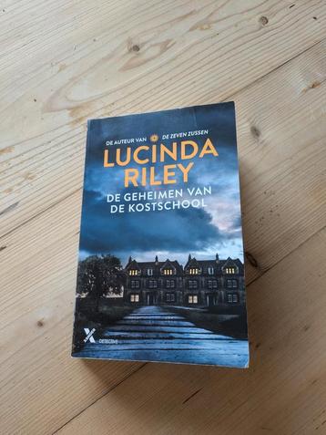 De geheimen van de kostschool - Lucina Riley beschikbaar voor biedingen