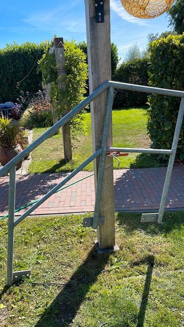 2 gegalvaniseerde trapleuningen beschikbaar voor biedingen