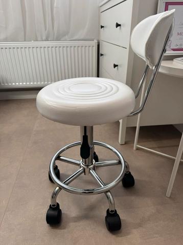 Nieuwe witte draaikruk met rugleuning beschikbaar voor biedingen
