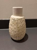 Witte vaas met motief, 20cm hoog, Huis en Inrichting, Woonaccessoires | Vazen, Wit, Aardewerk of Porselein, Ophalen of Verzenden
