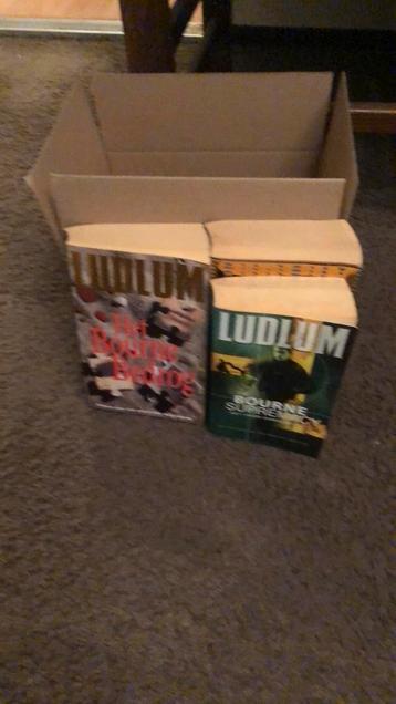 Robert Ludlum - Het Bourne bedrog beschikbaar voor biedingen