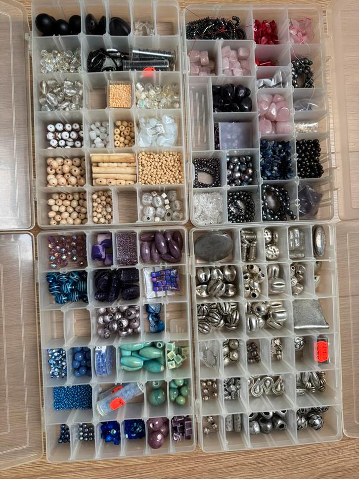 Grote hoeveelheid kralen en benodigdheden., Hobby en Vrije tijd, Kralen en Sieraden maken, Nieuw, Kraal, Ophalen