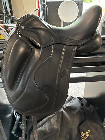 KM custom mono dressuurzadel 17,5” beschikbaar voor biedingen